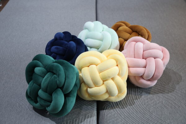 Round-Shaped Knot Cushion
